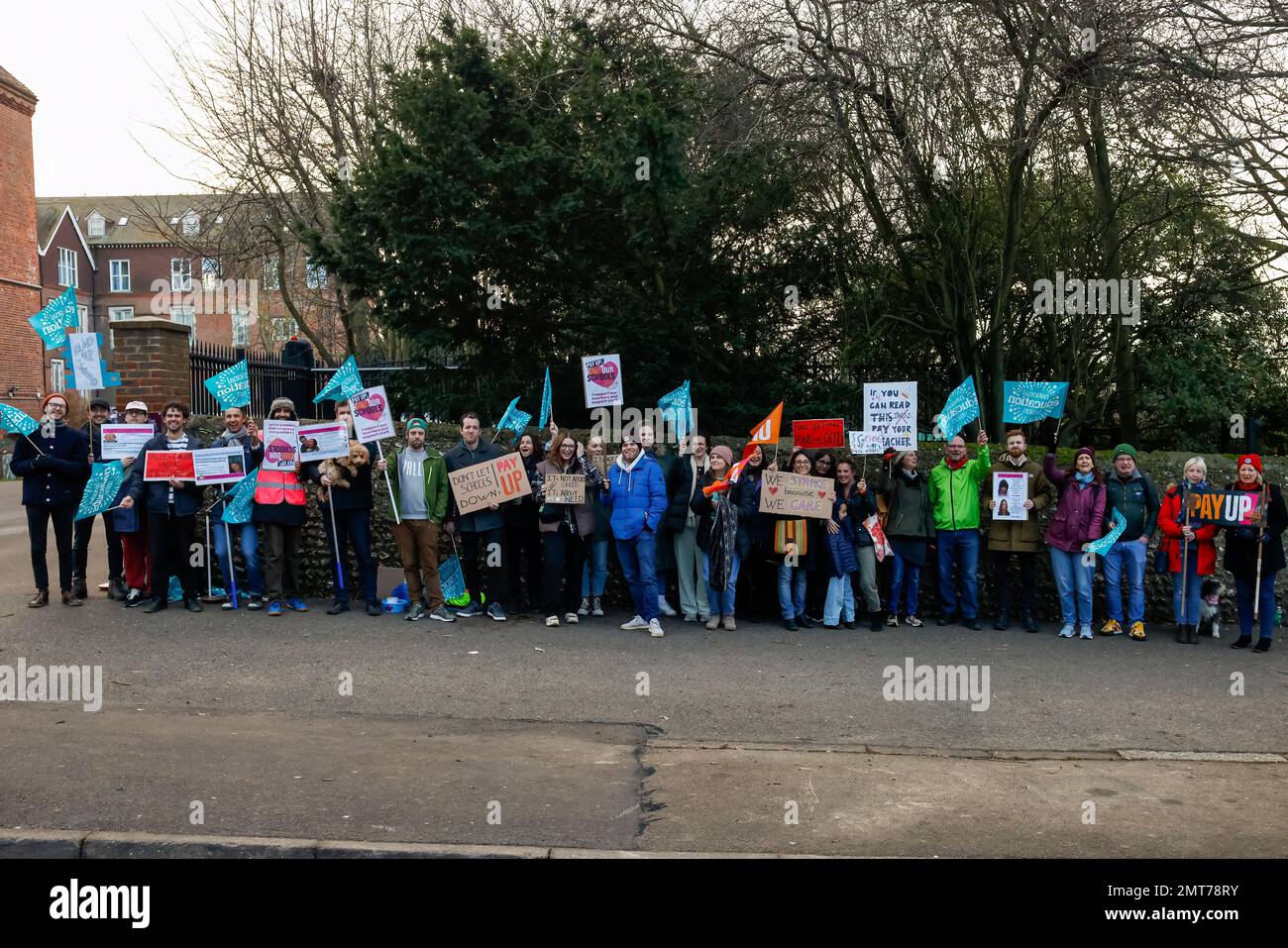 Cardinal Newman School, ville de Brighton & Hove, East Sussex, Royaume-Uni. Dans le cadre de la grève nationale NEU enseignants 2023 personnel piquet à l'extérieur de la plus grande école de Brighton exigeant de meilleurs salaires et conditions. L'école est fermée à la plupart des élèves, à l'exception de ceux qui ont besoin de repas scolaires qui pourront les avoir pendant le déjeuner. 1st février 2023. David Smith/AlamyNews Banque D'Images