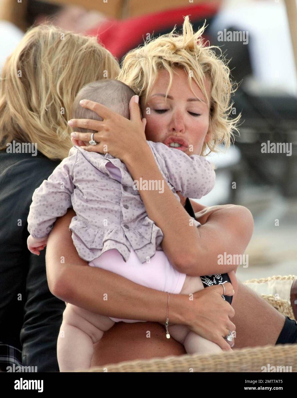 La chanteuse et actrice française Ophlie Winter aime et l'après-midi sur la plage avec la famille à Miami Beach, FL. 1/4/09. Banque D'Images