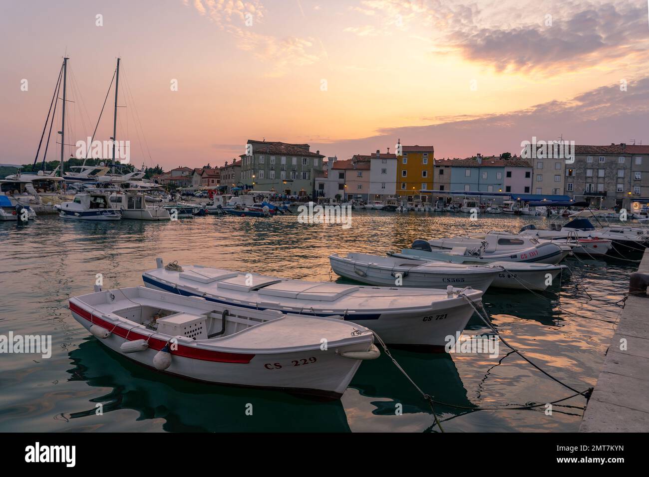 09.02.2019. Cres, Croatie: cres City Bay sur l'île de cres au coucher du soleil avec réflexion sur l'eau. Banque D'Images