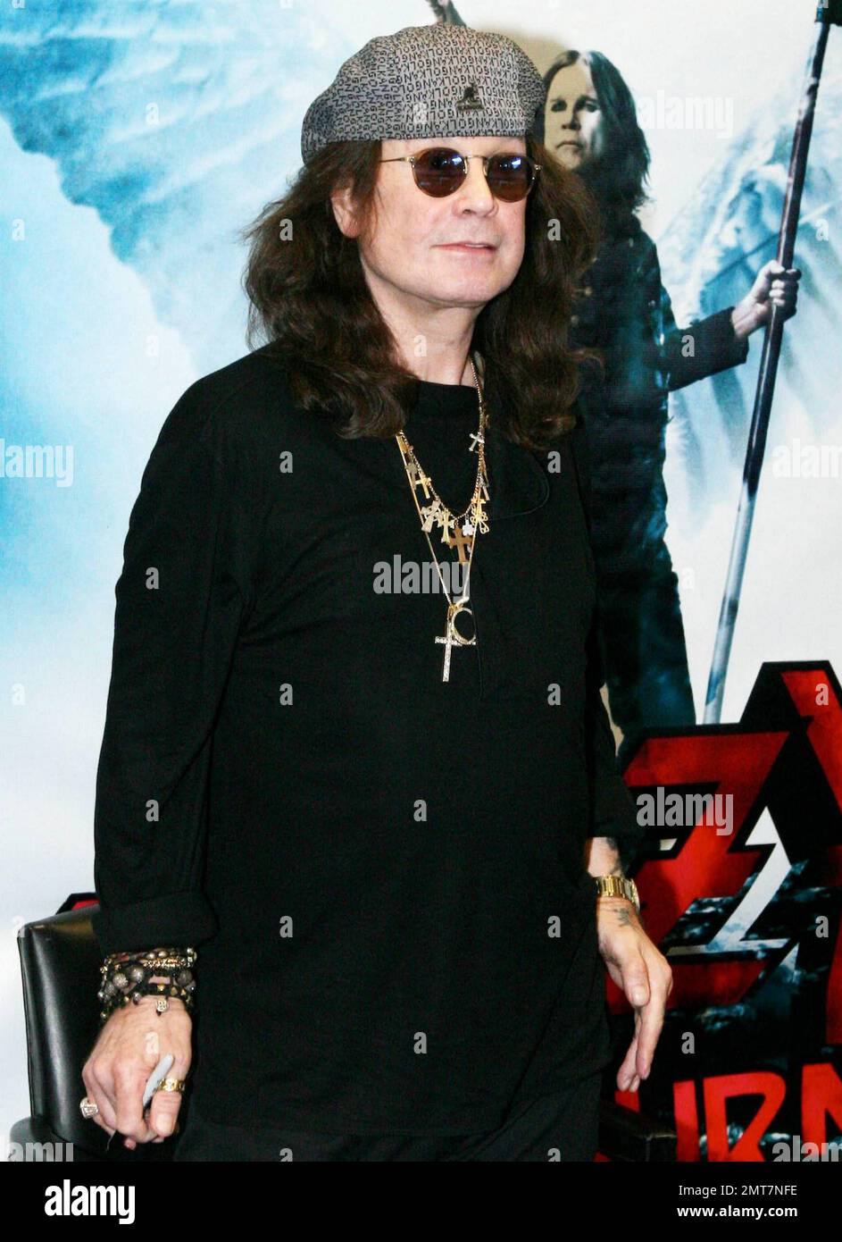 Le légendaire musicien de rock Ozzy Osbourne pose avec son dernier album  'Scream', son onzième disque solo, au magasin de musique Amoeba pour  célébrer sa sortie. Les fans ont été vus s'aligner