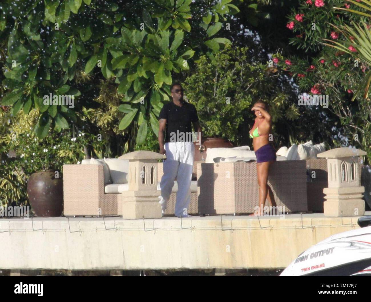 EXCLUSIF !! Le mogul du hip-hop Sean P Diddy Combs aime un verre de vin et une fumée sur le quai de sa maison en bord de mer de Miami tandis que les fils Quincy et Justin jouent sur des motomarines. Un bateau de police de Miami a dû avertir un des garçons d'aller trop vite après que Diddy a reculé à l'intérieur. Miami Beach, FL, 11/28/09. Banque D'Images