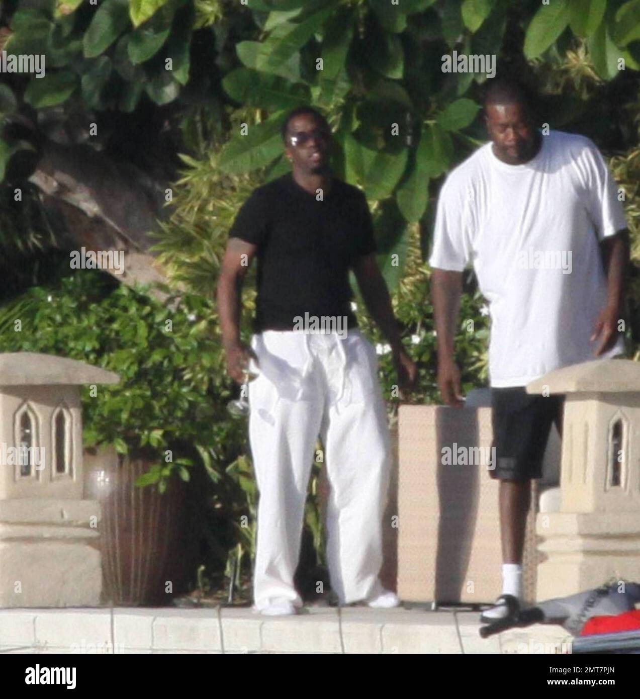 EXCLUSIF !! Le mogul du hip-hop Sean P Diddy Combs aime un verre de vin et une fumée sur le quai de sa maison en bord de mer de Miami tandis que les fils Quincy et Justin jouent sur des motomarines. Un bateau de police de Miami a dû avertir un des garçons d'aller trop vite après que Diddy a reculé à l'intérieur. Miami Beach, FL, 11/28/09. Banque D'Images