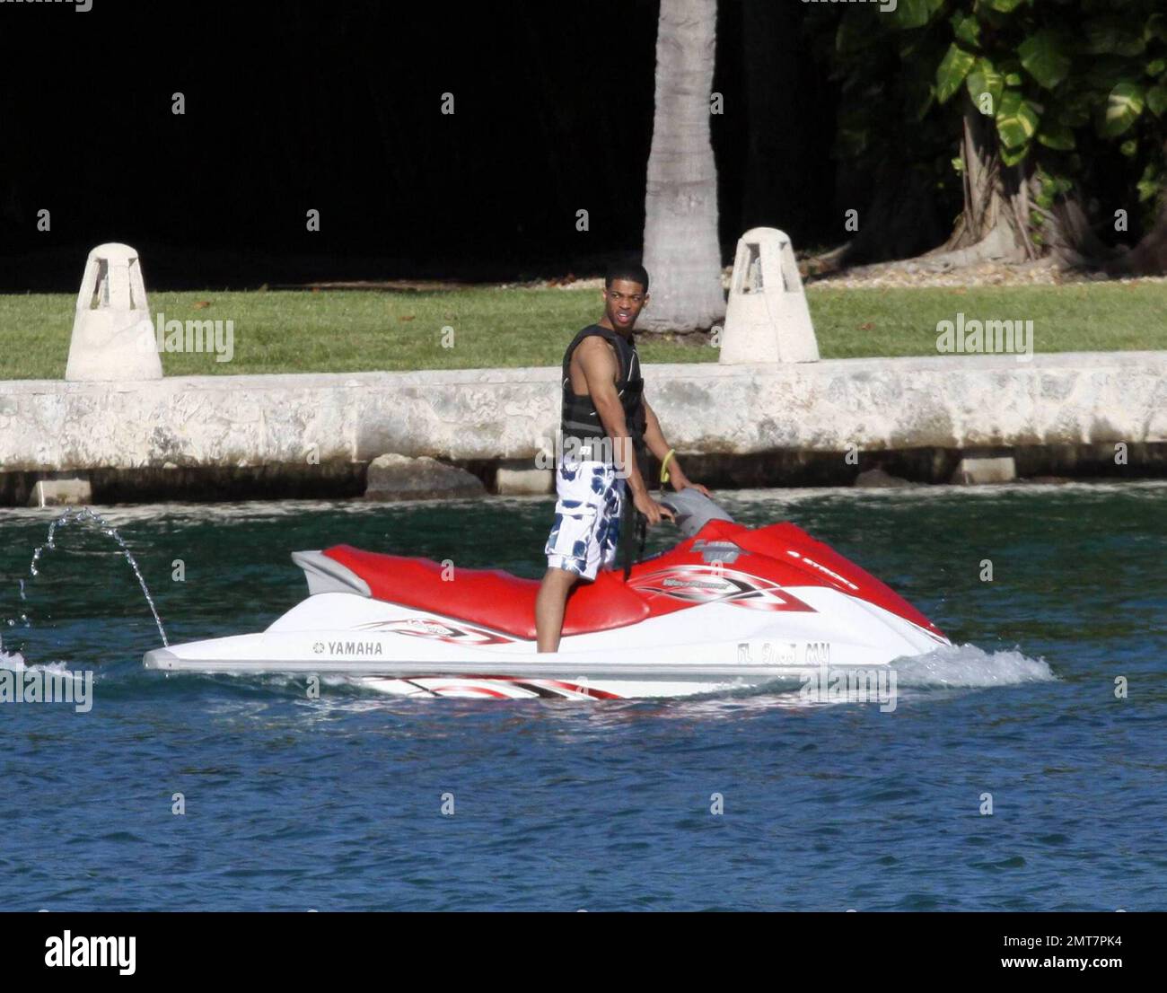 EXCLUSIF !! Le mogul du hip-hop Sean P Diddy Combs aime un verre de vin et une fumée sur le quai de sa maison en bord de mer de Miami tandis que les fils Quincy et Justin jouent sur des motomarines. Un bateau de police de Miami a dû avertir un des garçons d'aller trop vite après que Diddy a reculé à l'intérieur. Miami Beach, FL, 11/28/09. Banque D'Images