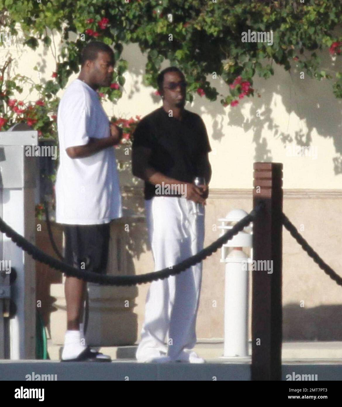 - EXCLUSIF!! Le mogul du hip-hop Sean P Diddy Combs aime un verre de vin et une fumée sur le quai de sa maison en bord de mer de Miami tandis que les fils Quincy et Justin jouent sur des motomarines. Un bateau de police de Miami a dû avertir un des garçons d'aller trop vite après que Diddy a reculé à l'intérieur. Miami Beach, FL, 11/28/09. Banque D'Images