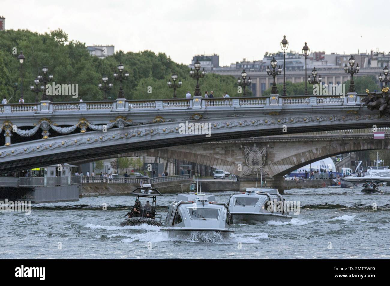 River boats carrying US First Lady Melania Trump and French president's wife Brigitte Macron sail on the Seine river, Thursday, July 13, 2017. Donald Trump is in Paris for a high profile two-day visit during which US President will be the guest of honour of his French counterpart Emmanuel Macron at the annual Bastille Day parade. (AP Photo/Kamil Zihnioglu) Banque D'Images