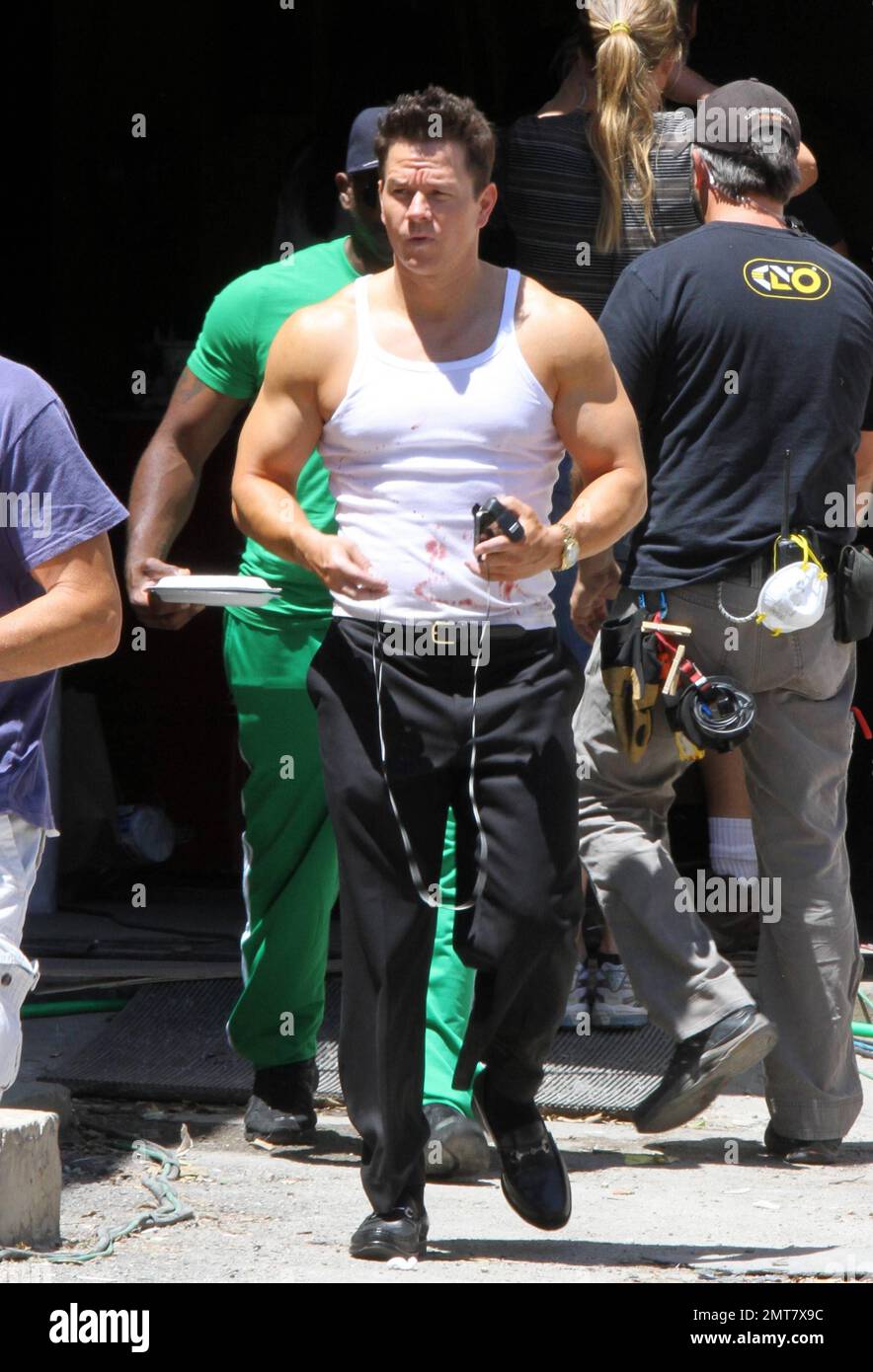Mark Wahlberg montre son physique encombrant dans un haut de réservoir  blanc alors qu'il filme des scènes sur place pour son nouveau film 'pain et  gain' à Miami, FL. 25th avril 2012
