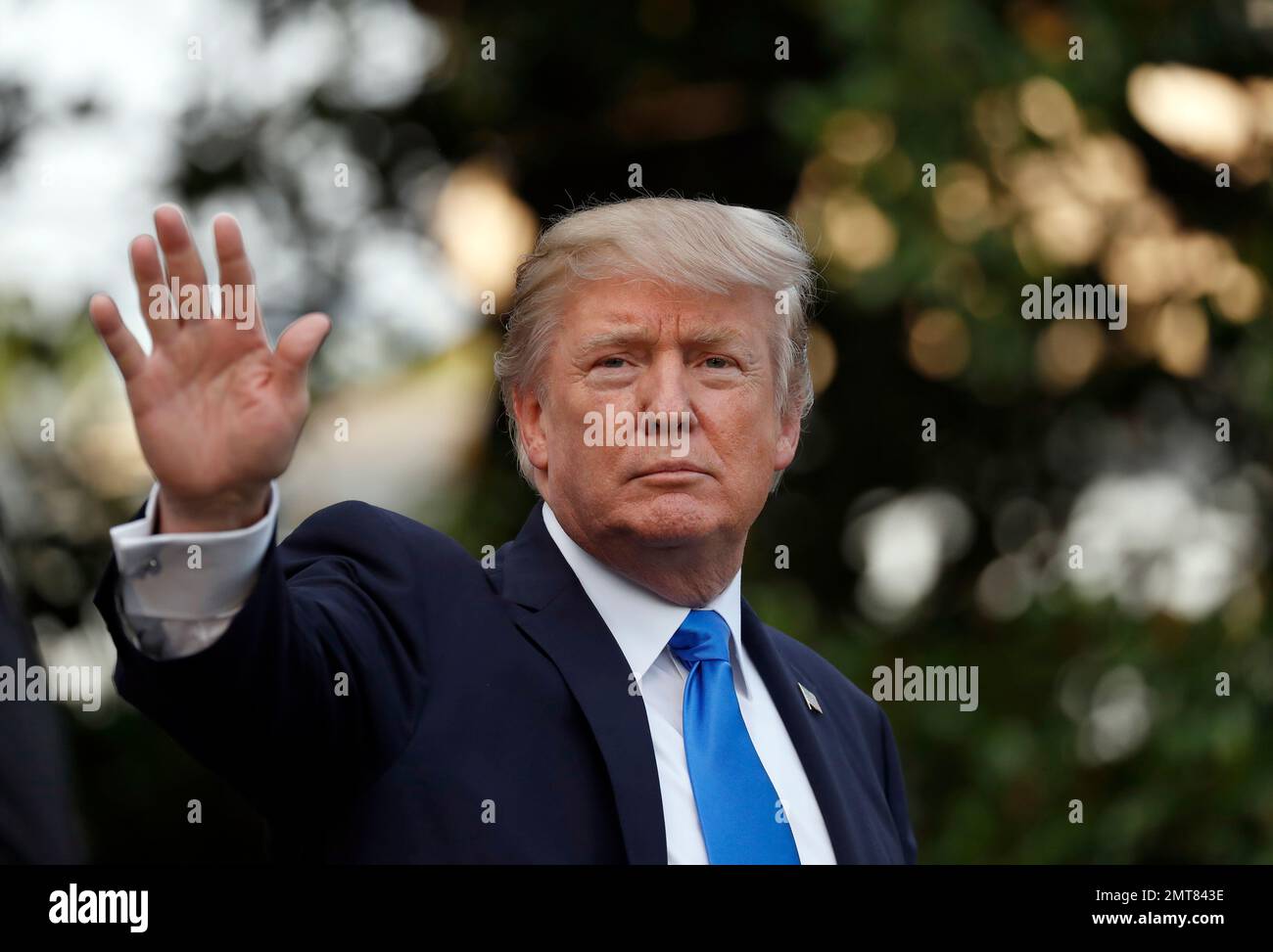 President Donald Trump waves as he walks to Marine One as he departs the White House, Wednesday, July 12, 2017, in Washington, as he heads to Paris for Bastille Day. (AP Photo/Alex Brandon) Banque D'Images