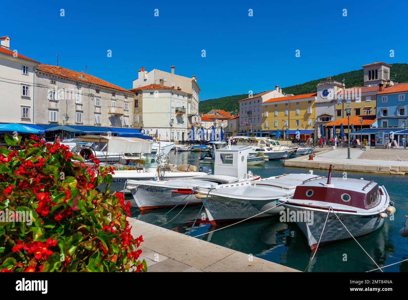 09.02.2019. Cres, Croatie: Loggia municipale et maisons colorées de la vieille ville de Cres baie port avec des gens . Banque D'Images