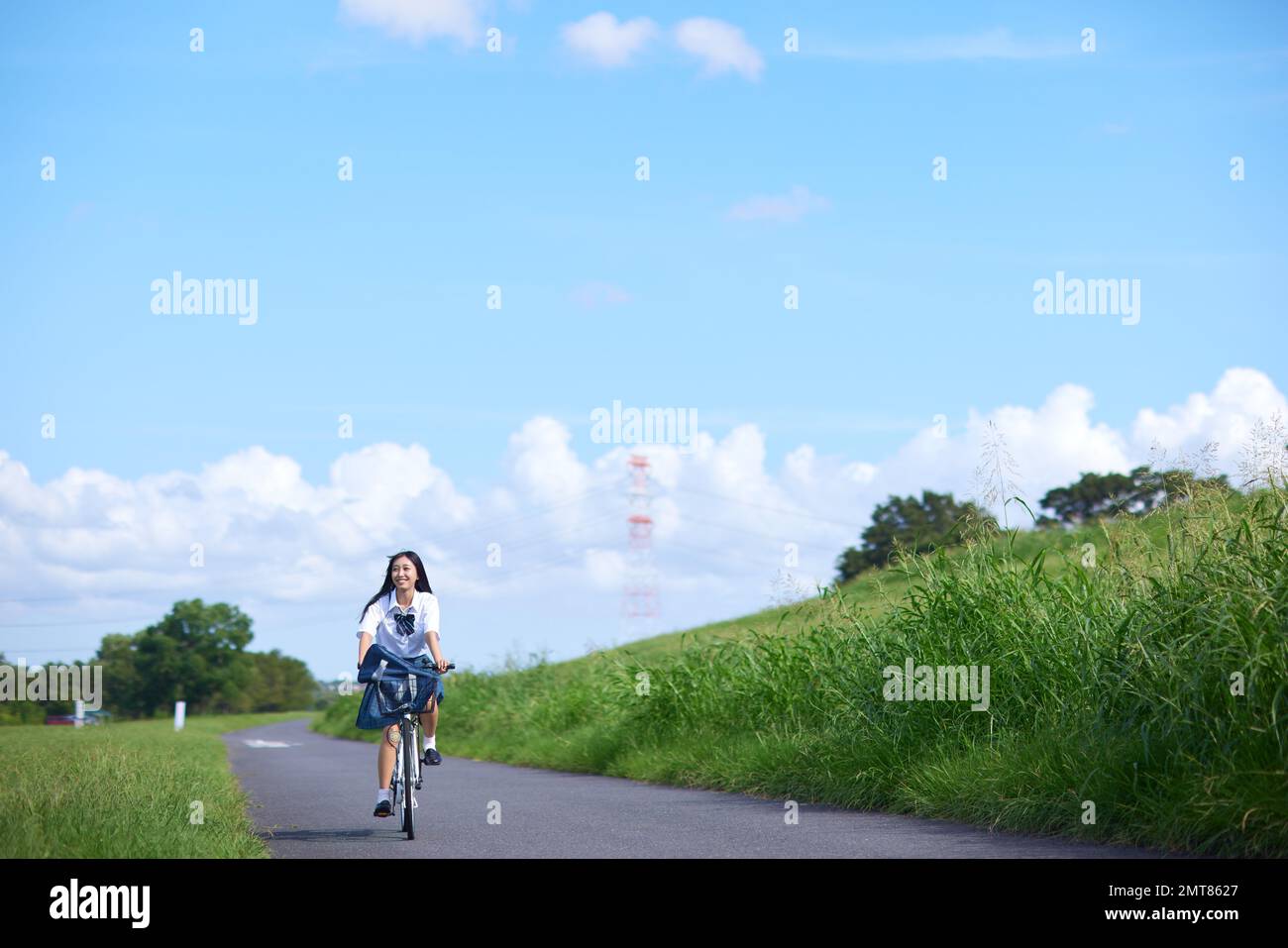 Étudiant de lycée japonais sur un vélo en plein air Banque D'Images