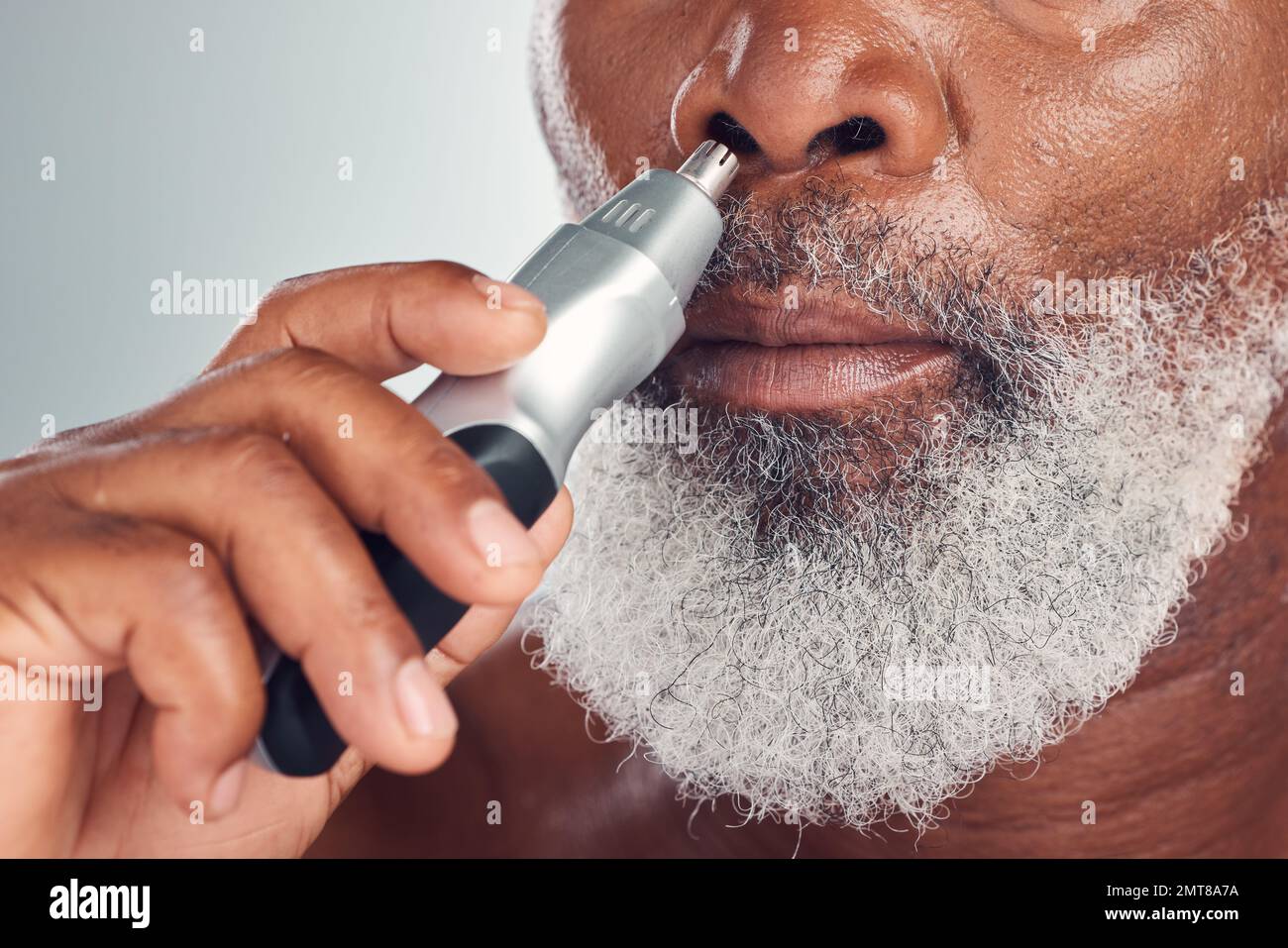 Rasoir pour hommes noirs, tondeuse multistyles et épilation du nez avec  tondeuse électrique pour le rasage, la beauté et les soins de la peau.  Visage de la personne africaine avec des outils