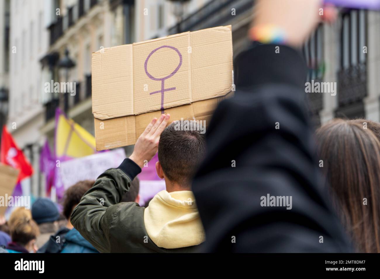 Madrid, Espagne; 03082022: Jeunes féministes avec des pancartes sur la foule d'une journée internationale des femmes manifestations dans les rues de Madrid Banque D'Images
