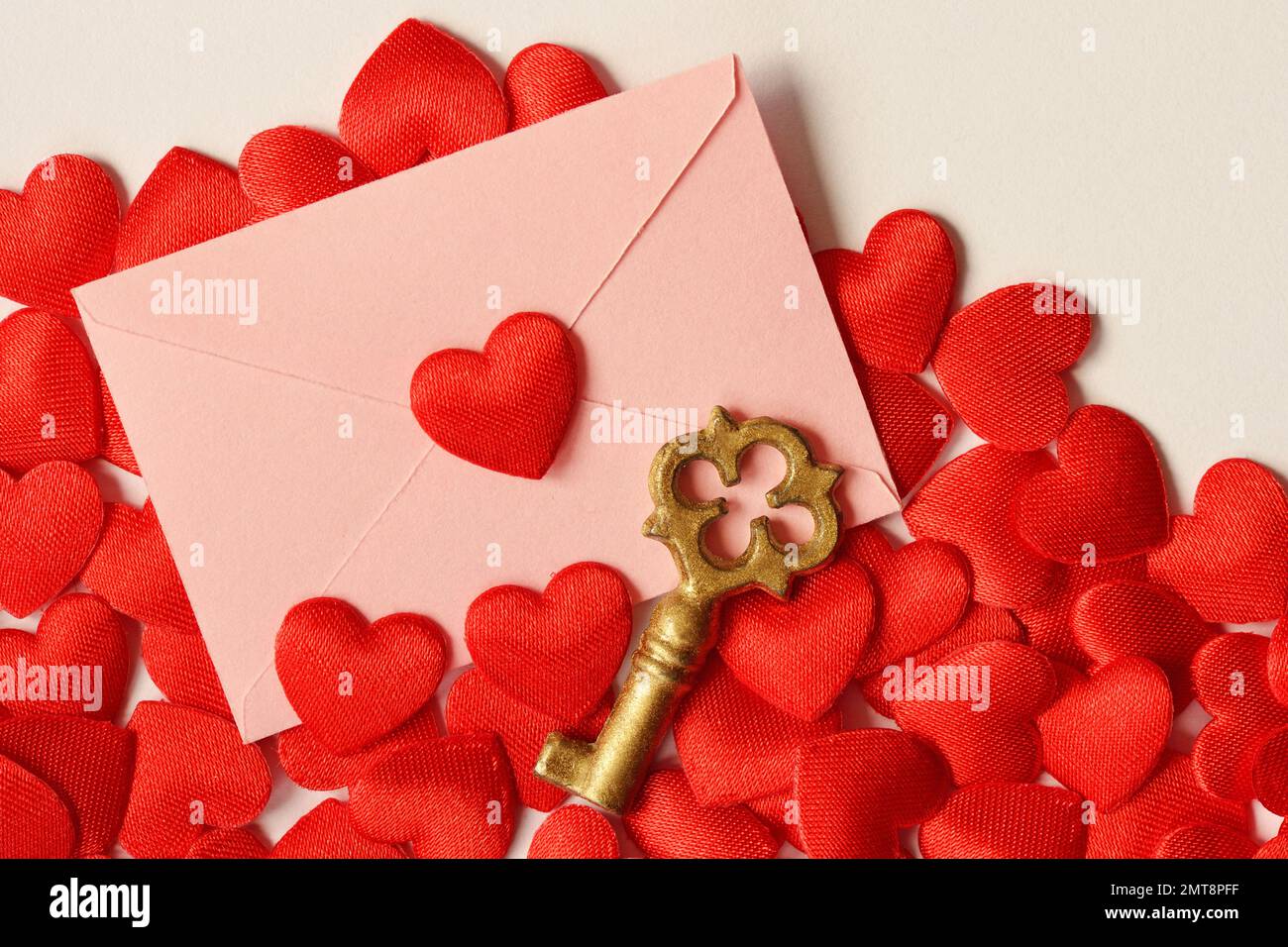 Enveloppe rose avec clé et coeur - concept d'amour Banque D'Images