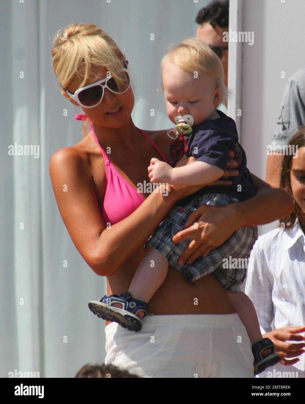 Paris Hilton a une autre fête à sa maison de plage louée à Malibu. Son attaché de presse Elliott Mintz, la chanteuse Macy Gray, la sœur Nicky Hilton avec le petit ami David Katzenberg et l'actrice Elisha Cuthbert étaient présents. Paris a passé du temps sur le balcon avec des amis, ses chiens et un bébé avec lequel elle semblait très à l'aise et affectueuse. Elle a également fait une course aux photographes pour leur argent et a pris des photos. Malibu, Calif. 8/11/07.toutes Banque D'Images