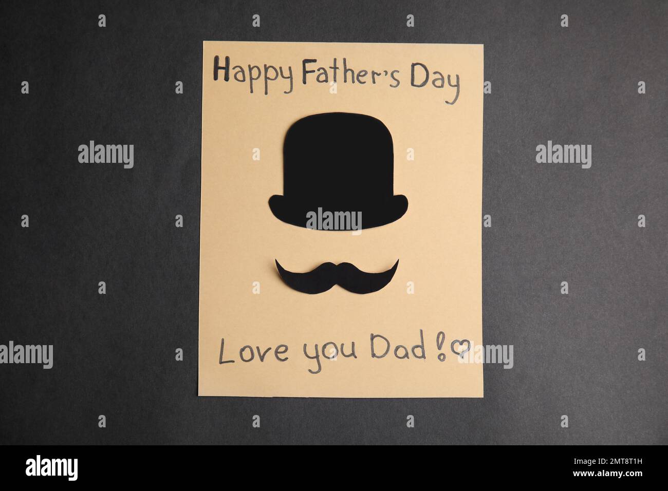 Carte de voeux avec phrase BONNE FÊTE DES PÈRES Je VOUS AIME DAD sur fond noir, vue de dessus Banque D'Images