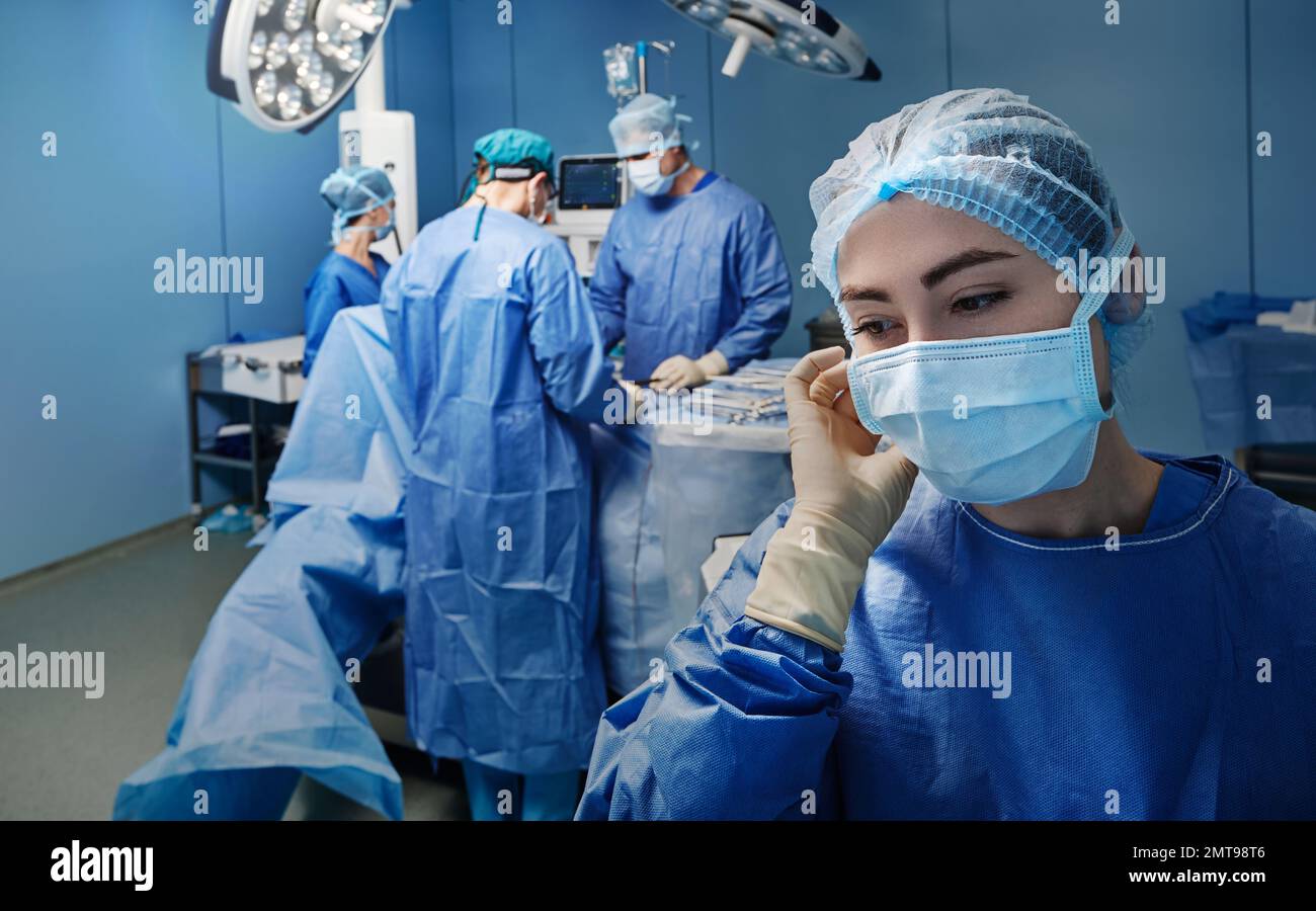 Portrait de l'infirmière du bloc opératoire dans la salle d'opération. Chirurgie moderne Banque D'Images