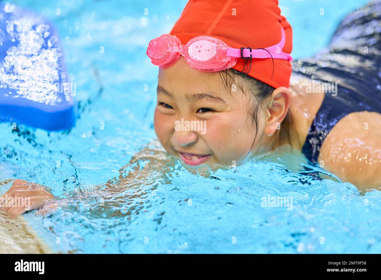 Enfant à la piscine intérieure Banque D'Images