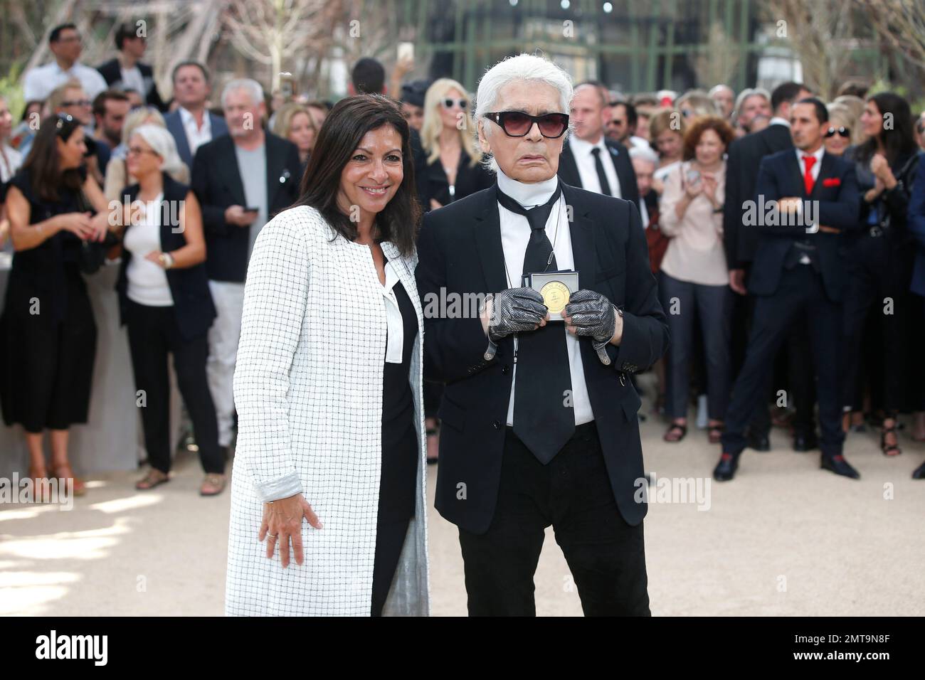 Fashion designer Karl Lagerfeld, right, is presented the Grand Vermeil medal by Paris Mayor Anne Hidalgo after the Chanel Haute Couture Fall/Winter 2017/2018 fashion collection presented in Paris, on Tuesday, July 4, 2017 in Paris. (AP Photo/Thibault Camus) Banque D'Images