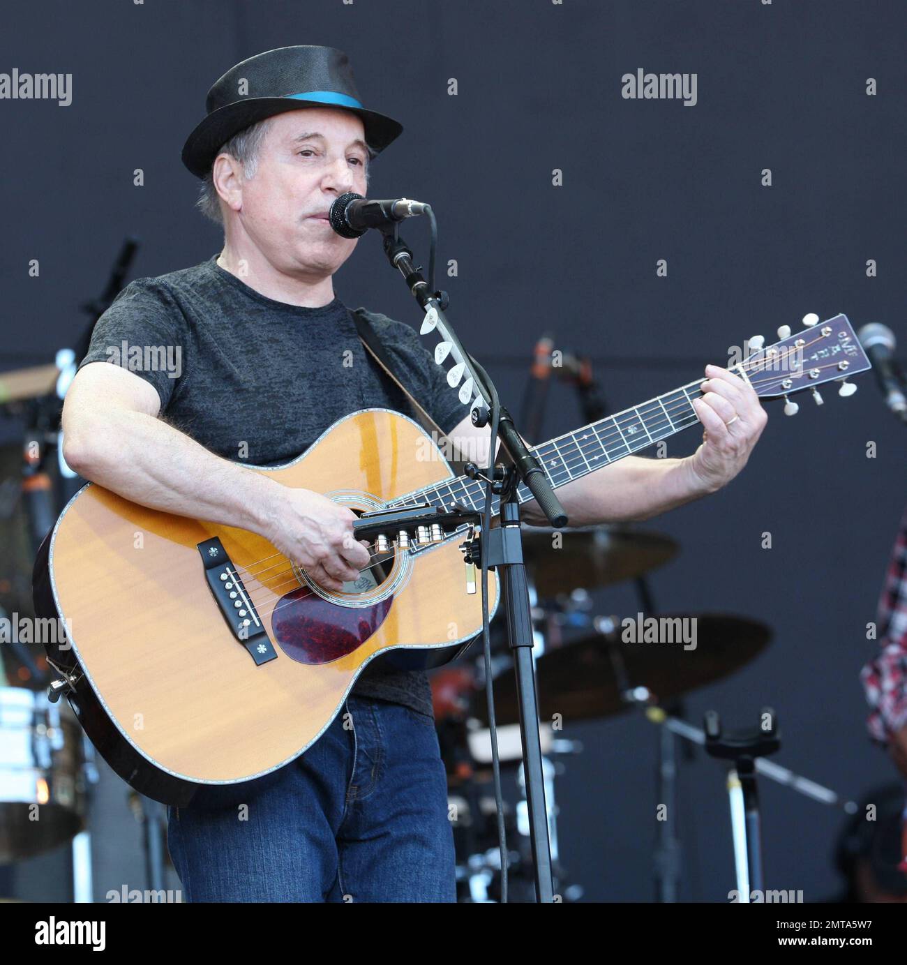 Paul Simon joue en direct au Glastonbury Festival annuel 40th à Glastonbury, au Royaume-Uni. 6/25/11. Banque D'Images