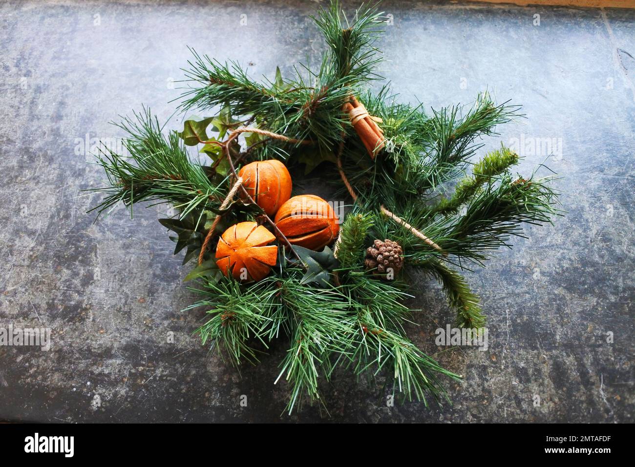 Couronne de Noël maison - John Gollop Banque D'Images