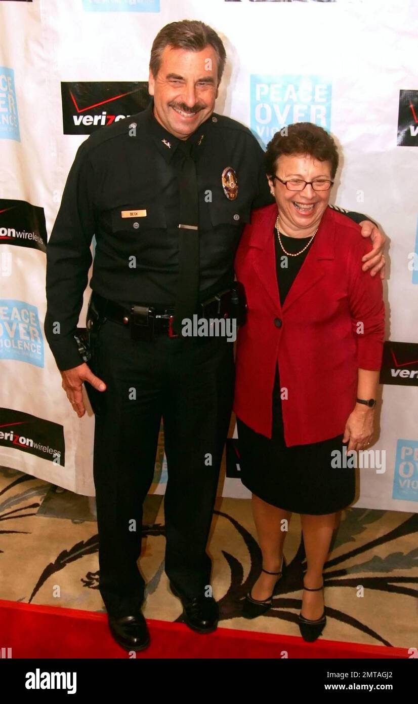 Charlie Beck, chef adjoint de la LAPD, et Patti Giggins, directeur général de Peace Over violence, assistent aux Prix humanitaires annuels 38th pour la paix sur la violence à l'hôtel Beverly Hills. Beverly Hills, Californie. 11/6/09. Banque D'Images