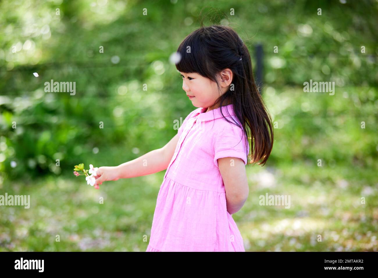 Portrait d'enfant japonais dans un parc de la ville Banque D'Images