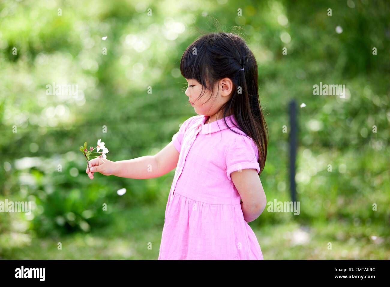 Portrait d'enfant japonais dans un parc de la ville Banque D'Images