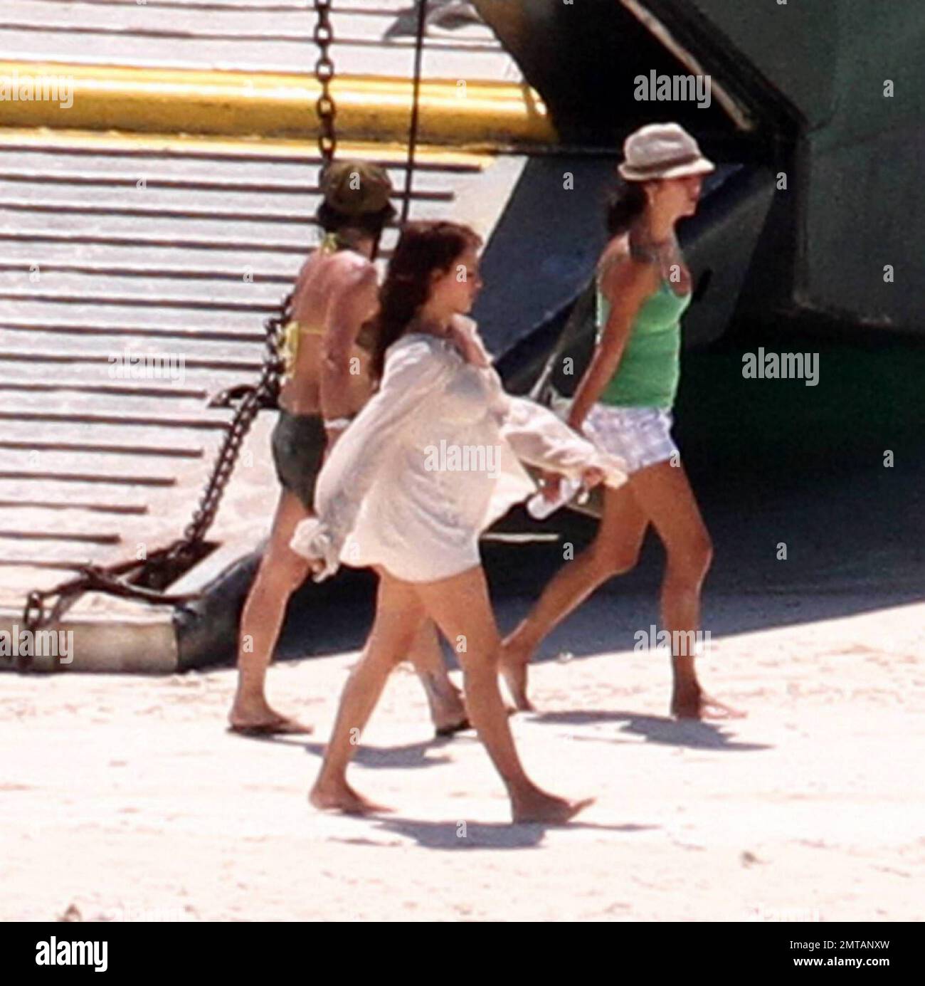 EXCLUSIF !! Penelope Cruz est vue pieds nus sur une île déserte plage  pendant le tournage de la prochaine suite Disney "Pirates des Caraïbes: On  Stranger Tides". La figure de l'actrice espagnole
