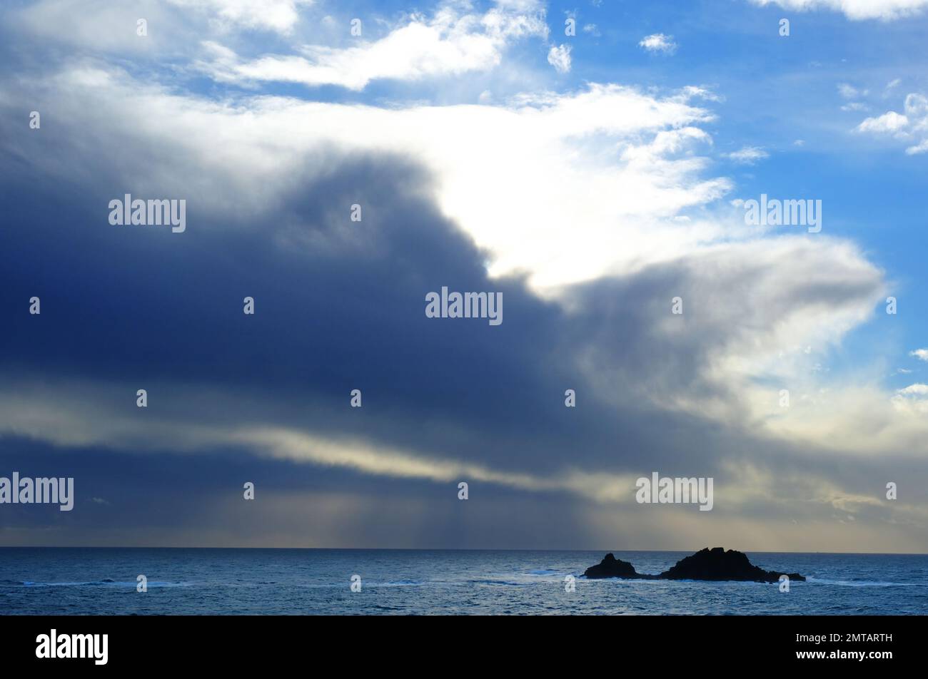 Ciel spectaculaire au-dessus des Brison depuis Cape Cornwall, Royaume-Uni - John Gollop Banque D'Images