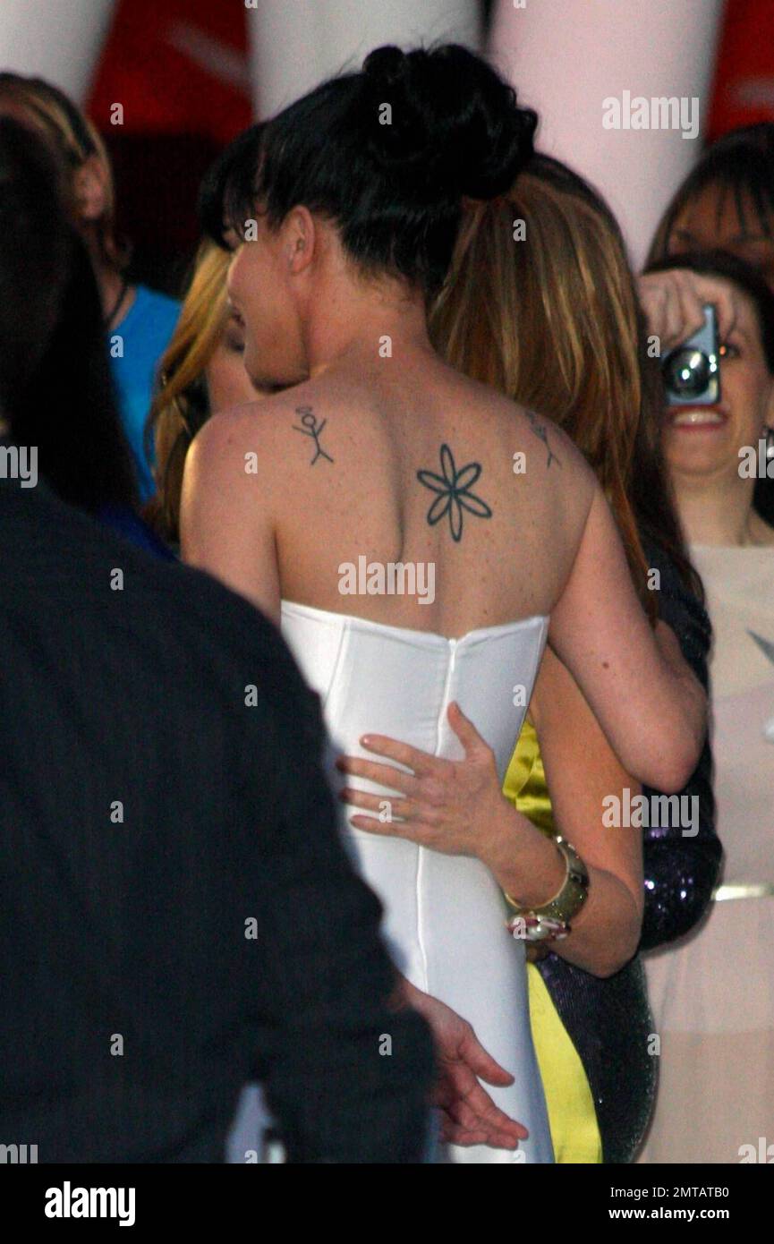 Pauley Perrette, star de la NCIS, montre ses tatouages dans une robe blanche sans bretelles lorsqu'elle arrive aux People's Choice Awards qui se tiennent au Nokia Theatre L.A. Vivez à Los Angeles, CA. 1/5/11. . Banque D'Images