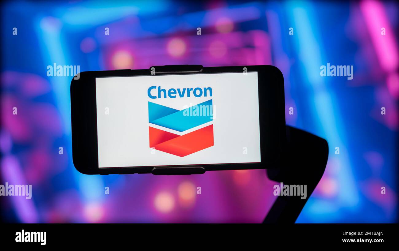Inde. 01st févr. 2023. Dans cette illustration, le logo de Chevron Corporation affiché sur l'écran d'un téléphone portable. Crédit : SOPA Images Limited/Alamy Live News Banque D'Images