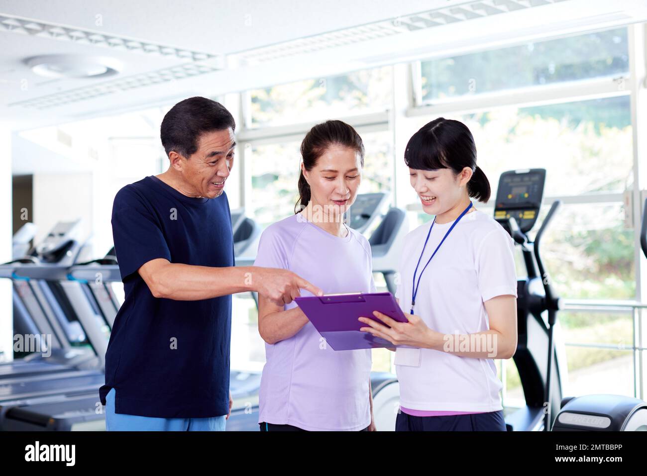 Entraînement de couple senior japonais à la salle de gym intérieure Banque D'Images