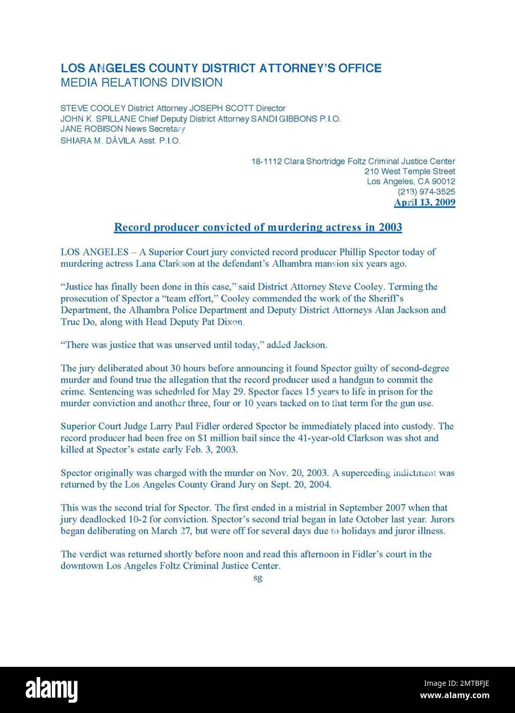 Le producteur de disques Phil Spector a été reconnu coupable de meurtre lors de la mort par balle de 2003 de l'actrice Lana Clarkson dans son manoir de l'Alhambra. Le jury a délibéré pendant 30 heures avant d'annoncer qu'il a déclaré Spector coupable de meurtre au deuxième degré et qu'il a trouvé vrai l'allégation selon laquelle le producteur de documents avait utilisé une arme de poing pour commettre le crime. Spector fait face à 15 ans de prison à vie pour la déclaration de culpabilité de meurtre et à trois, quatre ou 10 ans supplémentaires à ce terme pour l'utilisation d'armes à feu. La détermination de la peine est prévue pour 29 mai 2009. Larry Paul Freidler, juge de la Cour supérieure de Los Angeles, a ordonné que Spector soit immédiatement placé i Banque D'Images