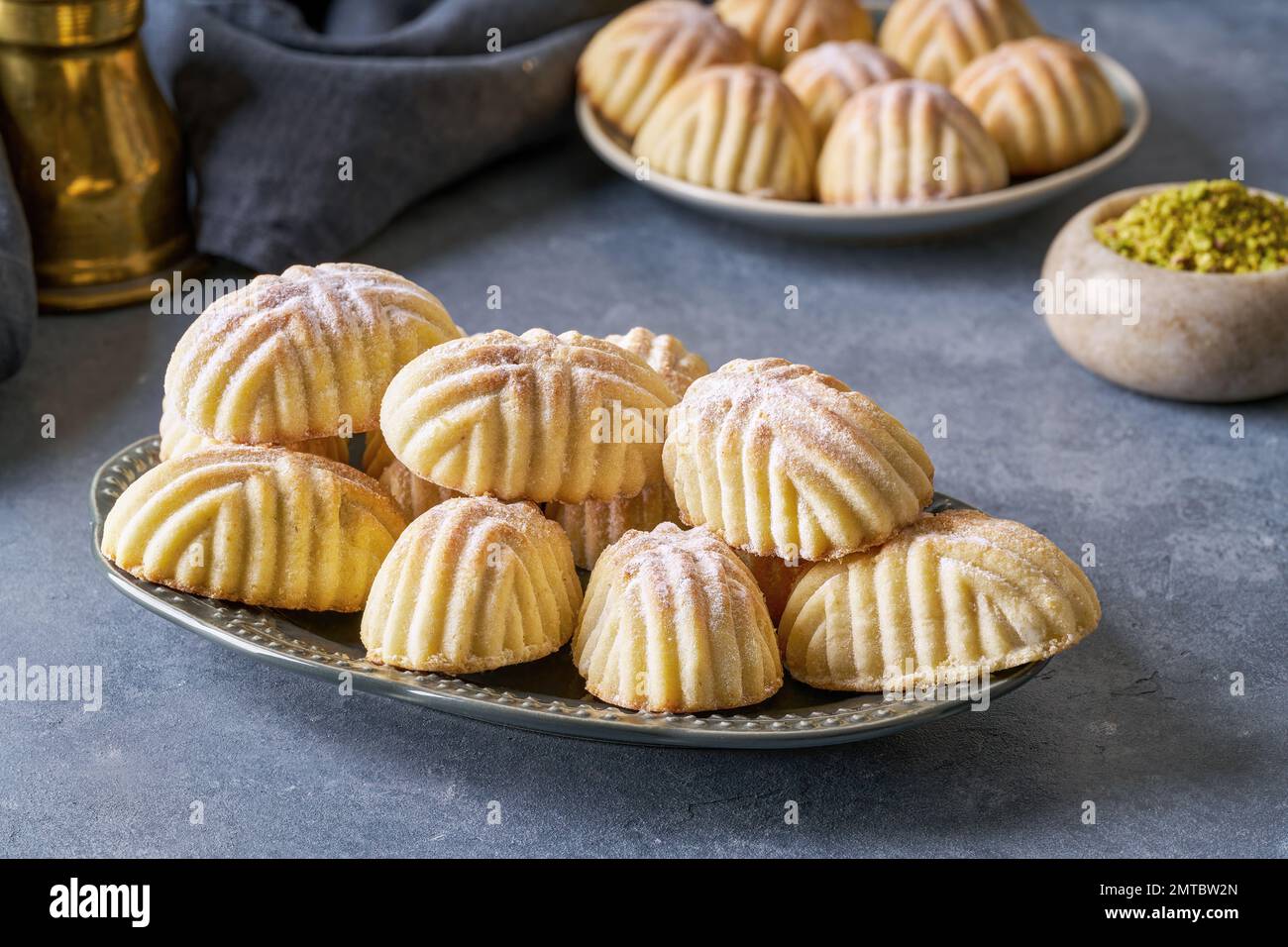 Biscuits semolina maamoul ou mamoul avec dates, noix et pistaches. Bonbons traditionnels arabes Eid al Adha, Eid al Fitr Banque D'Images