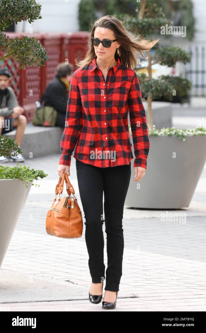 Pippa Middleton porte une chemise à carreaux rouge et un pantalon noir  accompagnés d'un sac à main marron alors qu'elle se dirige vers South  Kensington. Londres, Royaume-Uni. 11th octobre 2011 Photo Stock -