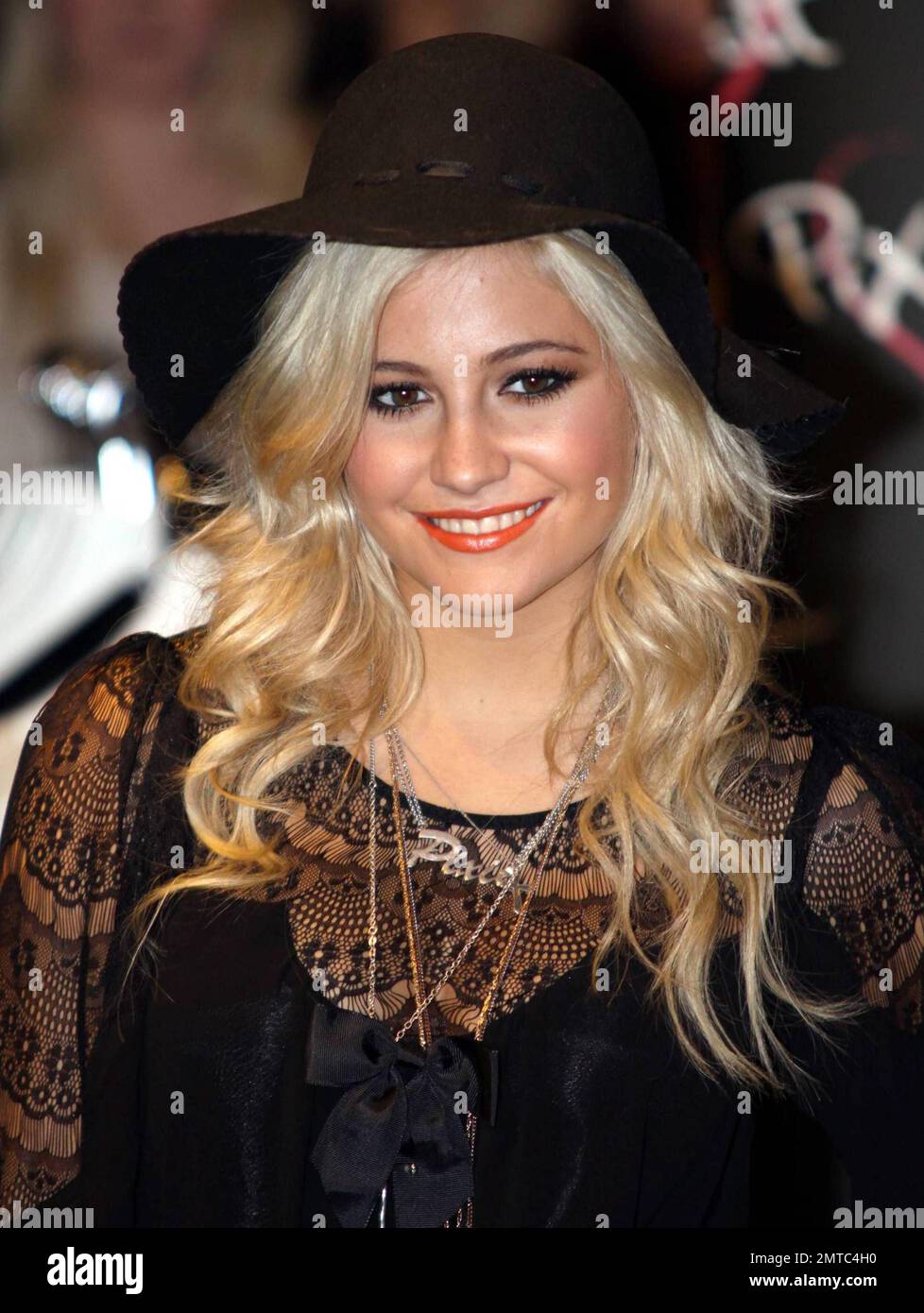 Pixie Lott pose des photos pour promouvoir sa nouvelle gamme automne ...