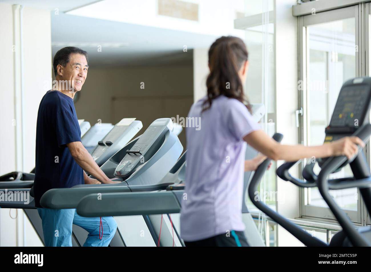 Entraînement de couple senior japonais à la salle de gym intérieure Banque D'Images