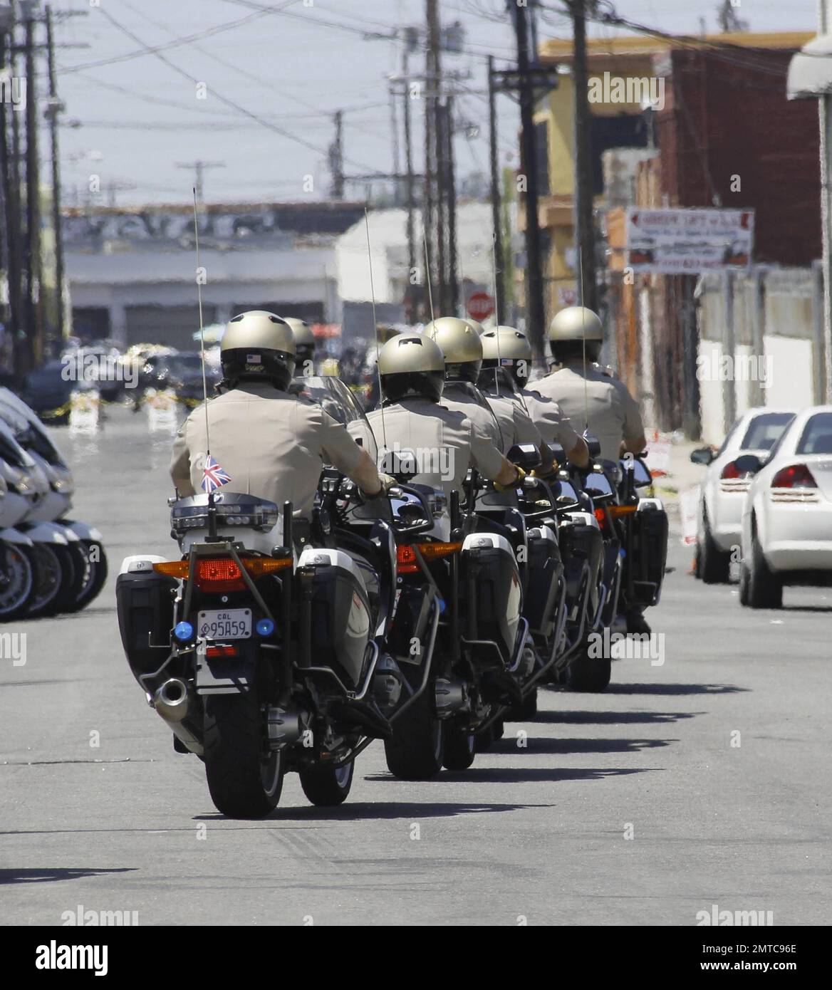 La police forme un convoi avec ses vélos, avec des mini drapeaux Union Jack, pour l'arrivée du duc et de la duchesse de Cambridge au centre des arts de l'Inner-City, dans la zone des palpeurs de Los Angeles, CA. 7/10/11. Banque D'Images