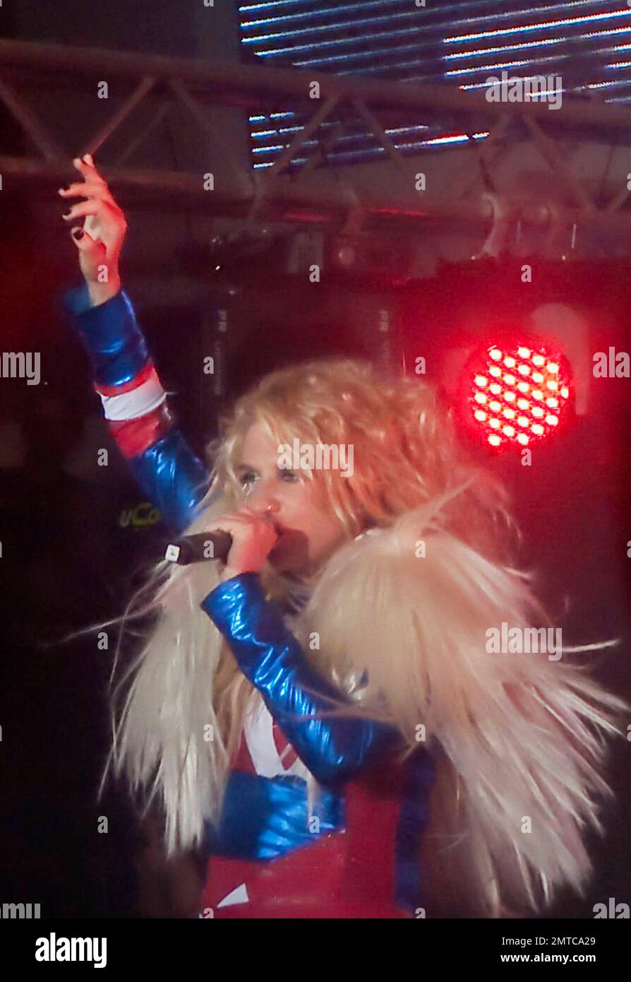 La chanteuse pop américaine Ke$ha se produit en direct dans le quartier des divertissements de Moore Park lors d'un concert gratuit. Sydney, Australie. 03/23/10. . Banque D'Images