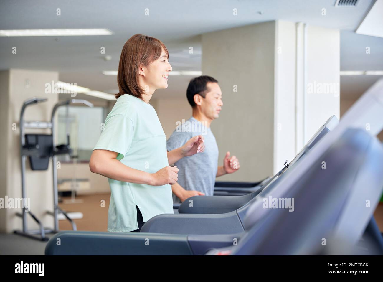 Une femme japonaise s'entraîne à la salle de sport intérieure Banque D'Images