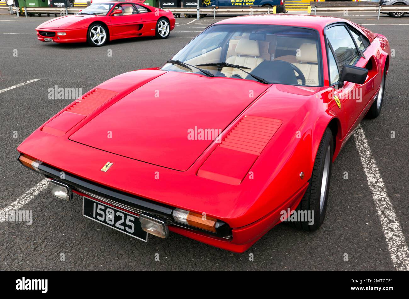 Vue des trois quarts avant d'une Ferrari 308 GTBi rouge exposée au Silverstone Classic 2022 Banque D'Images