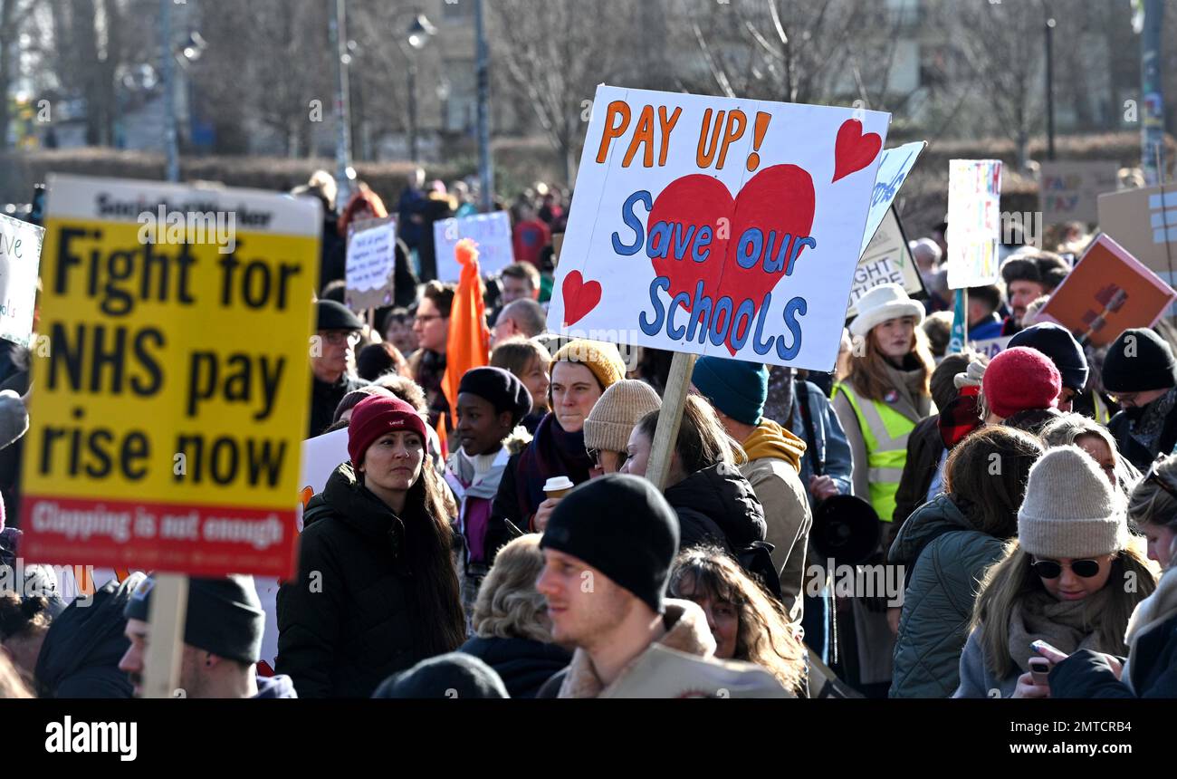 Brighton UK 1st février 2023 - les manifestants des syndicats d'enseignement se réunissent au niveau de Brighton alors qu'un demi-million de travailleurs devraient manifester aujourd'hui dans toute la Grande-Bretagne contre le gouvernement : Credit Simon Dack / Alay Live News Banque D'Images