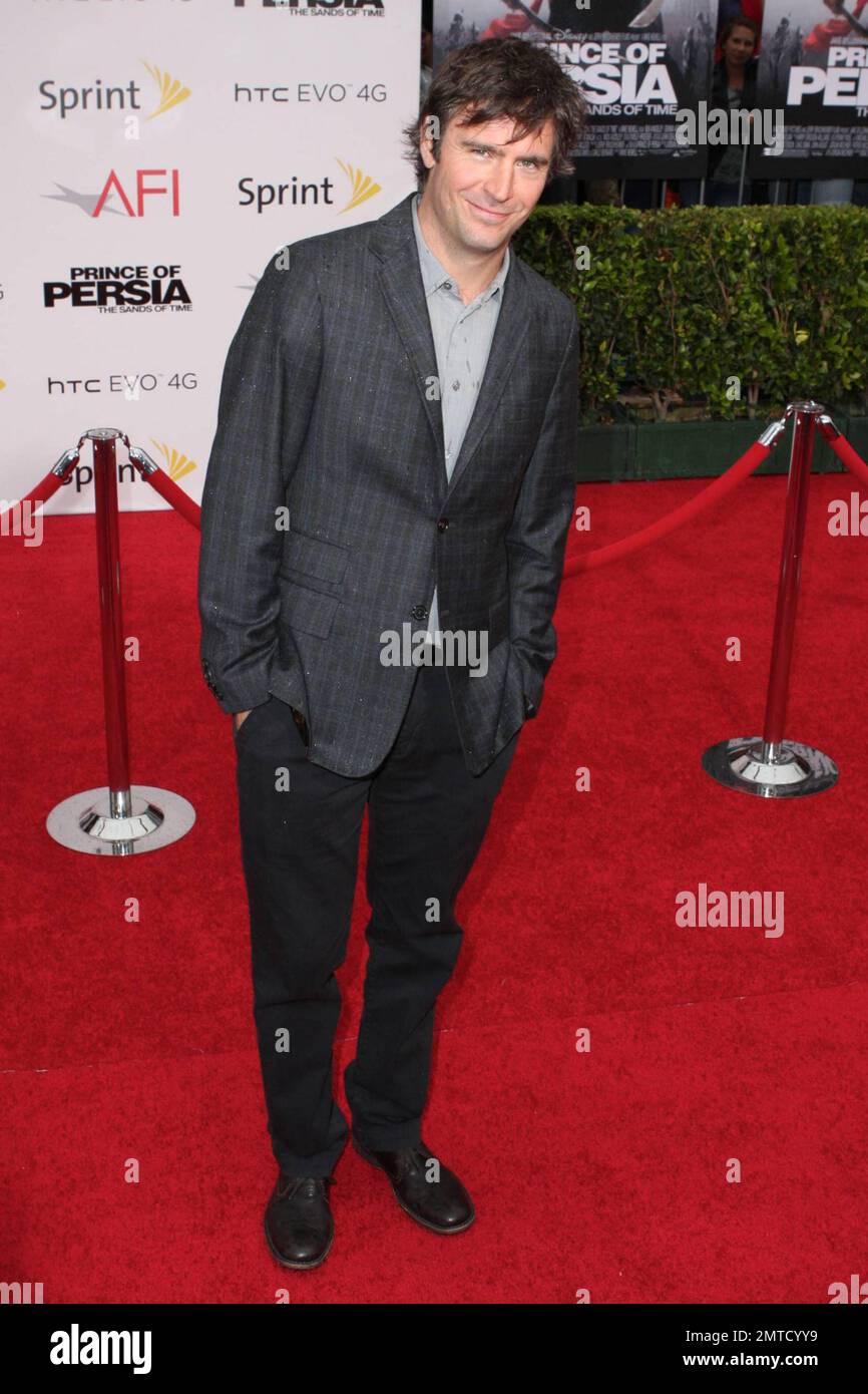 Jack Davenport marche le tapis rouge à la première à Los Angeles de « Prince of Persia: The Sands of Time » au théâtre chinois de Grauman. Le film d'action aventure, qui est basé sur un jeu vidéo, les stars Jake Gyllenhaal, Gemma Arterton et Ben Kingsley. Selon des rapports, Arterton a dit qu'elle était plutôt impressionnée par le corps de Gyllenhaal pendant qu'il filmait, car il a passé de nombreuses heures dans la salle de gym à se hemer pour le rôle. Los Angeles, Californie. 05/17/10. . Banque D'Images