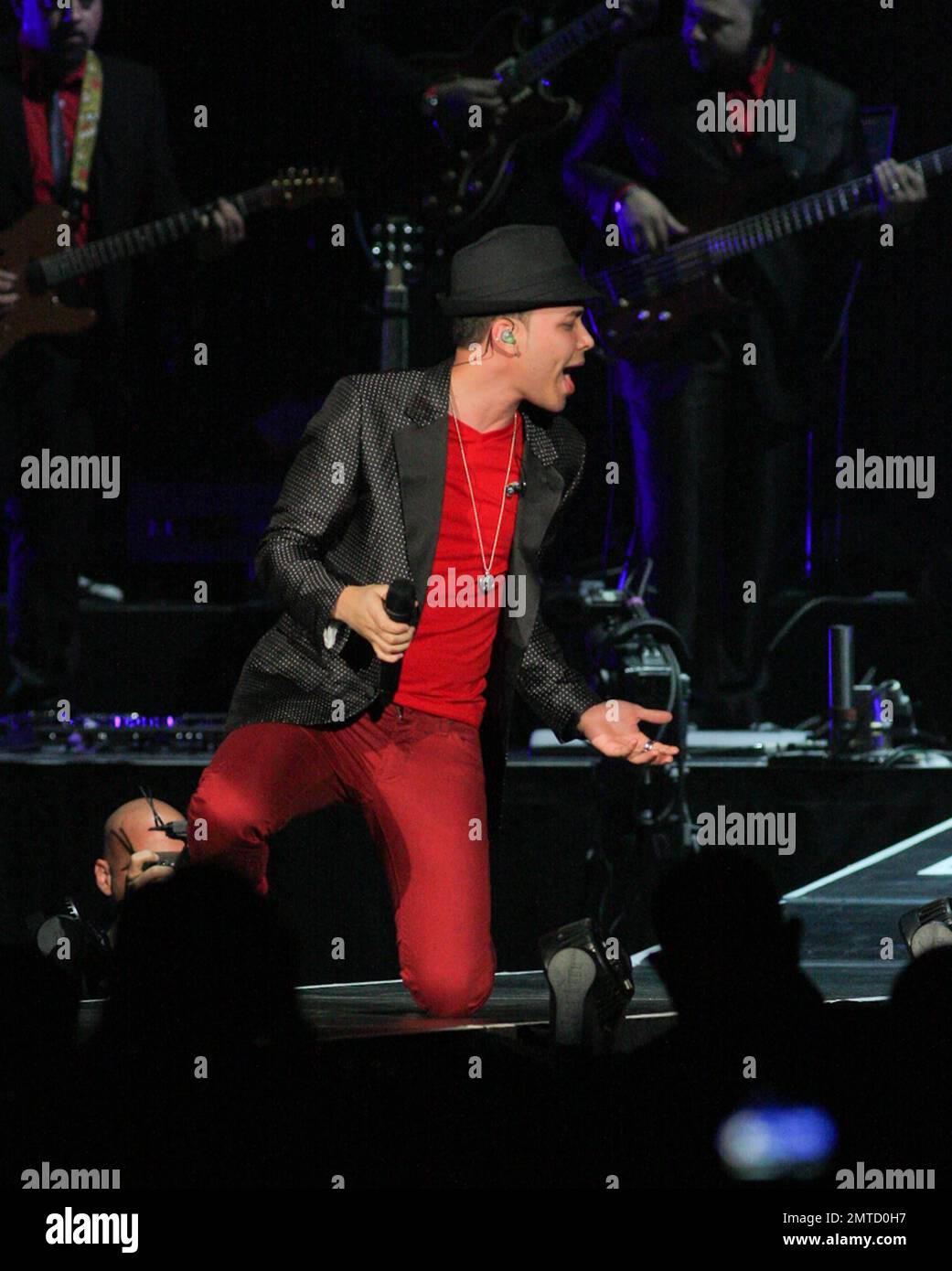 Le Prince Royce a ouvert le « Euphoria World Tour » d'Enrique Iglesias à Miami à l'American Airlines Arena. Le jeune artiste qui est sorti de New York, a déjà été salué sur les tableaux d'affichage tropicaux et latins chauds. Il a échauffé la foule avec sa performance principalement espagnole, qui comprenait ses succès commerciaux, les tubes « Corazon Sin Cara » et « Stus by Me. » Miami, Floride. 22nd octobre 2011. . Banque D'Images