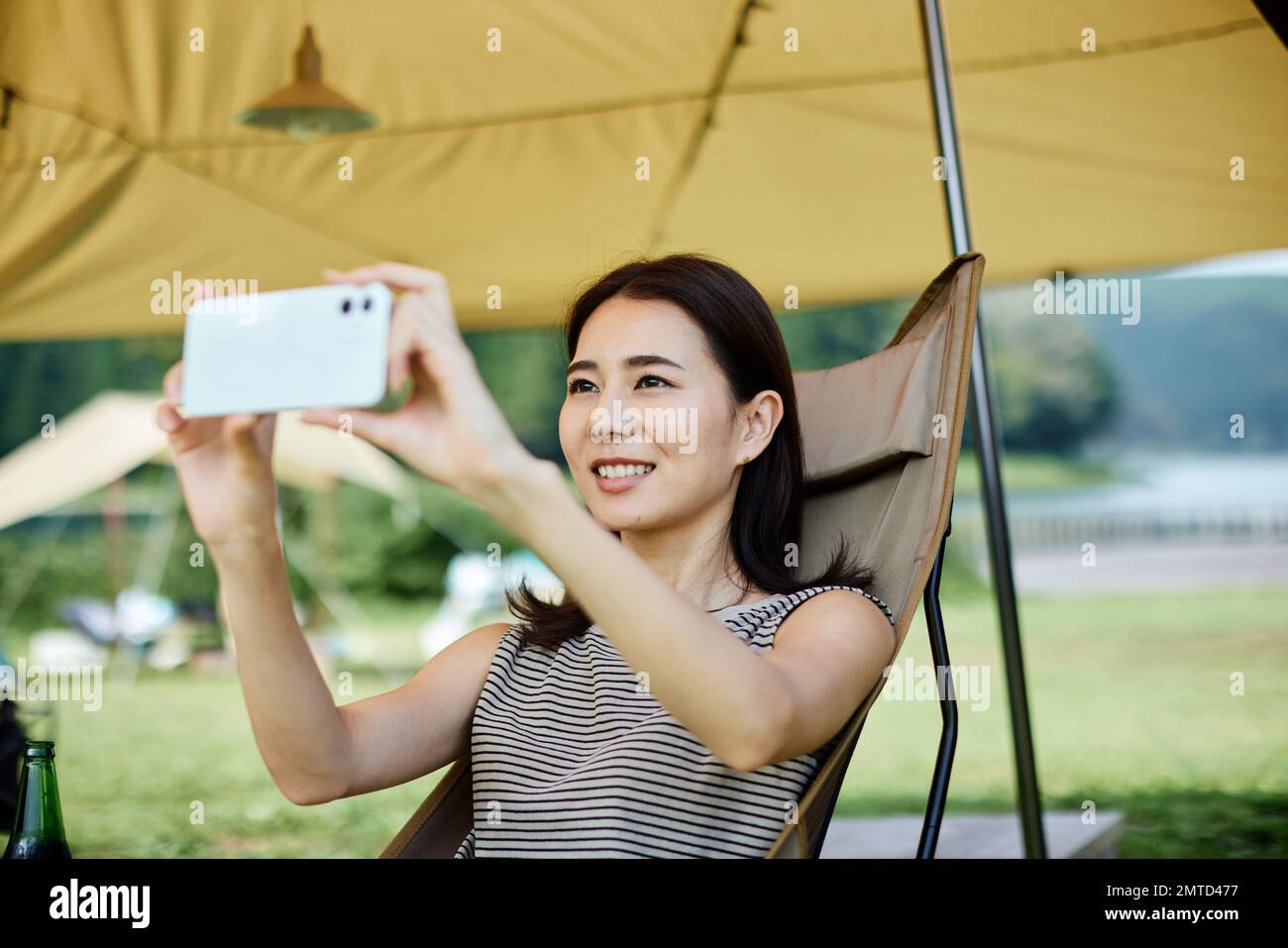 Jeune japonaise au camping Banque D'Images