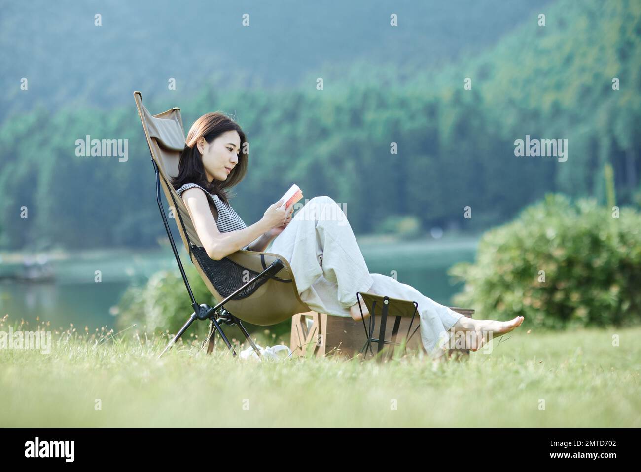 Jeune japonaise au camping Banque D'Images