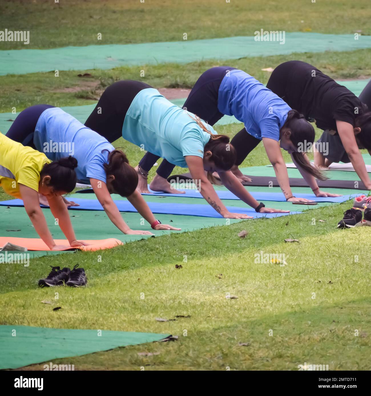 New Delhi, Inde, 18 juin 2022 - cours d'exercice de yoga de groupe Surya Namaskar pour les personnes de différents âges dans le jardin Lodhi, Journée internationale de yoga, Big gro Banque D'Images