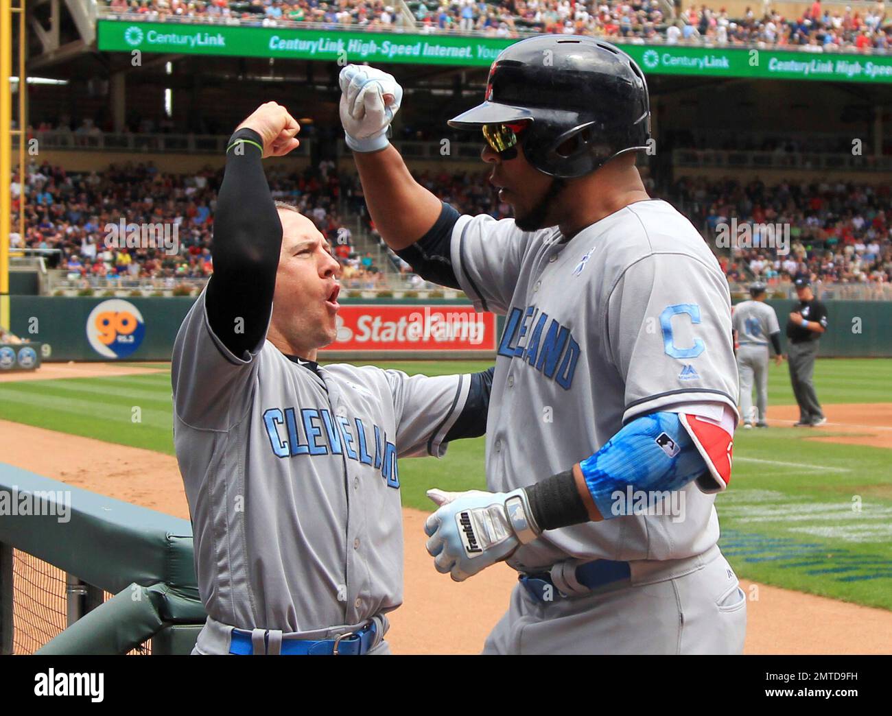 CORRECTS TO ENCARNACION NOT INCARNACION - Cleveland Indians' Edwin Encarnacion, right, is congratulated by teammate Daniel Robertson after hitting a home run in the third inning of a baseball game against the Minnesota Twins, Sunday, June 18, 2017, in Minneapolis. (AP Photo/Andy Clayton-King) Banque D'Images