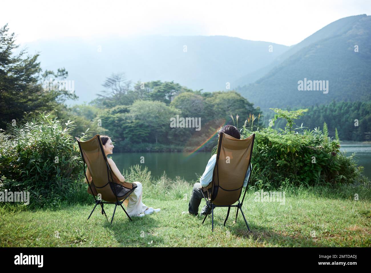 Jeune couple japonais au camping Banque D'Images
