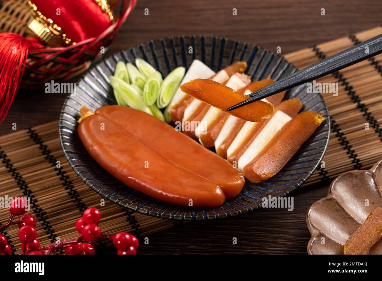 Délicieux rouilles fraîches avec tranches de radis blanc et germe d'ail pour la lunaire chinoise boîte à panier cadeau du nouvel an, fête des fêtes. Banque D'Images