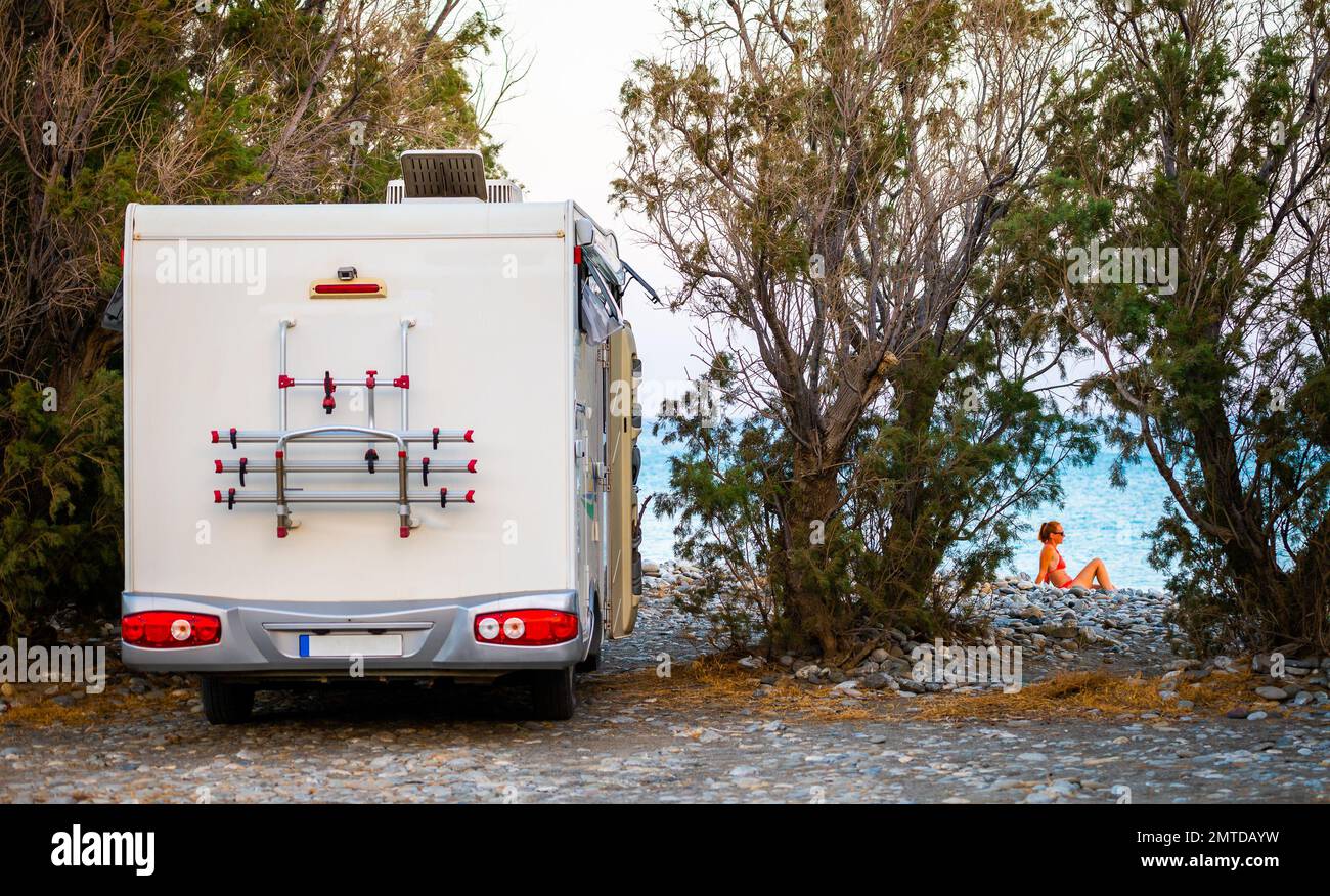 Motorhome garée sur une plage incroyable, Crète, Grèce. Le campingcar